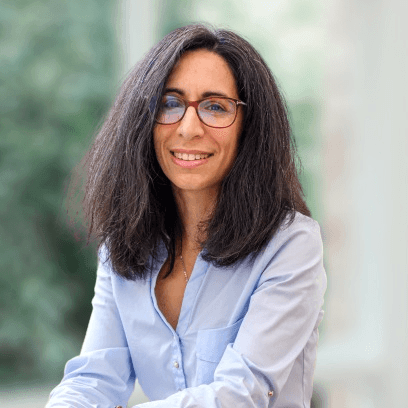 Fatna Trapon Sophrologue Paris Sophrologue, psycho-praticienne, spécialiste de la psychologie du Bonheur, la Pleine Conscience et la Résilience dans le cadre professionnel.
